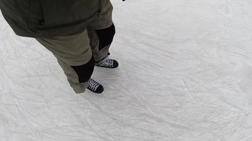 Mann beim Schlittschuhlaufen im Winter, POV-Aufnahme. Wintersport und Erholung im Freien video