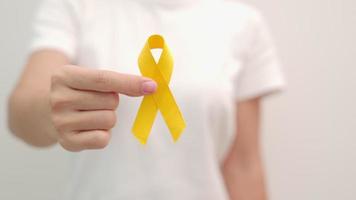 septembre jaune, journée de prévention du suicide, enfance, sarcome, mois de sensibilisation au cancer des os et de la vessie, ruban jaune pour soutenir la vie et la maladie des personnes. concept de soins de santé et de la journée mondiale du cancer video