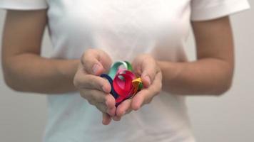 journée mondiale du cancer, 4 février. rubans colorés pour soutenir les personnes vivant et malades. soins de santé, combats, journée médicale et nationale de survie au cancer, concept de journée de sensibilisation à l'autisme video