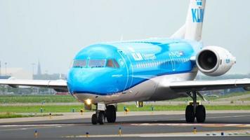 Amsterdam, die niederlande 25. juli 2017 - klm cityhopper fokker 70 ph kzb rollt vor dem abflug auf der landebahn 36l polderbaan. flughafen shiphol, amsterdam, holland video