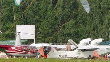 Novosibirsk, russo federazione luglio 28, 2019 - moto parapendio su spettacolo aereo a il mochische aerodromo unnm video