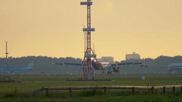 Ámsterdam, Países Bajos 25 de julio de 2017 - easyjet airbus 319 g ezfe frenado después de aterrizar en la pista 06 kaagbaan al amanecer, cámara lenta. Aeropuerto de Shiphol, Amsterdam, Holanda video
