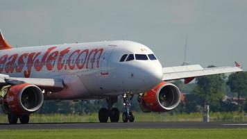 Ámsterdam, Países Bajos 26 de julio de 2017 - easyjet airbus a319 g ezeb, frenado después de aterrizar en la pista 18r polderbaan. Aeropuerto de Shiphol, Amsterdam, Holanda video