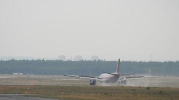 frankfurt am huvud, Tyskland juli 20, 2017 - etihad flygbuss a330 a6 en FA besök abu dhabi livré landning på 25c, regnig väder. fraport, frankfurt, Tyskland video