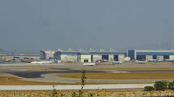 hong kong 09 november 2019 - timelapse van de internationale luchthaven chek lap kok van hong kong, uitzicht vanaf het eiland lantau video