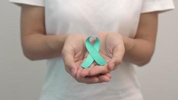 blu novembre prostata cancro consapevolezza mese, donna Tenere blu nastro per supporto persone vita e malattia. assistenza sanitaria, internazionale uomini, padre, diabete e mondo cancro giorno video