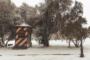 ciudad de invierno en la nieve foto