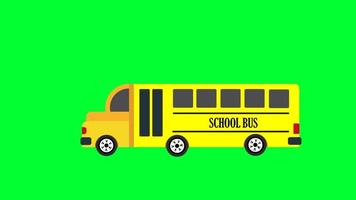 le bus scolaire ramasse les élèves de l'école sur écran vert. le bus scolaire de dessin animé voyageant va à l'école. bus scolaire pour enfants retour à l'école sur écran vert. voiture de bus mignonne sur la route excursion scolaire en toute sécurité. video