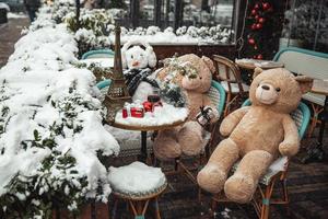 mesas en cafés cubiertas de nieve foto