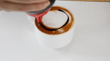 vista de ángulo alto. haciendo arte latte. video