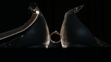 anillo de bodas entre dos zapatos de cerca. foto