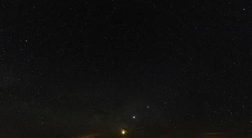imagen del cielo estrellado sin nubes en la noche en el hemisferio norte foto