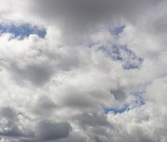 imagen de un cielo parcialmente nublado y parcialmente despejado durante el día foto