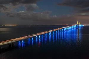 drone panorama del sol puente skyway sobre la bahía de tampa foto