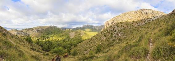 ruta de senderismo en el cap formentor durante el día foto