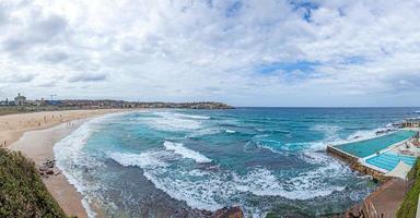 vista panorámica de la playa bondi en sydney con piscina durante el día foto