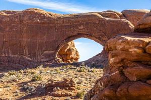 imagen del arco de la ventana norte en el parque nacional arches en utah en invierno foto