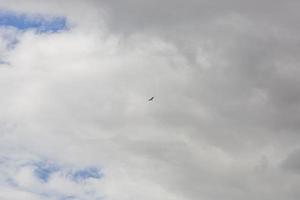 imagen de un cielo parcialmente nublado y parcialmente despejado durante el día foto