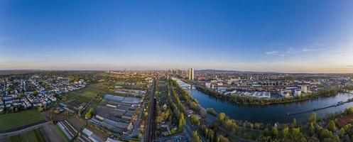 imagen aérea del horizonte de frankfurt y del edificio del banco central europeo durante el amanecer en el crepúsculo de la mañana foto