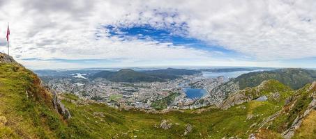 vista aérea de la ciudad noruega de bergen desde el monte ulriken en verano foto