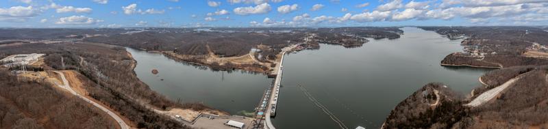 panorama de drones del lago ozark en el estado americano de missouri con presa durante el día foto