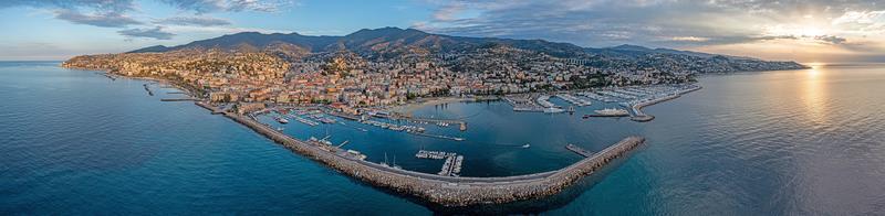 panorama de drones sobre el puerto de la ciudad italiana de san remo foto