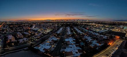panorama de drones sobre el horizonte iluminado de las vegas por la noche foto