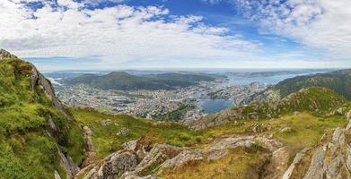 vista aérea de la ciudad noruega de bergen desde el monte ulriken en verano foto