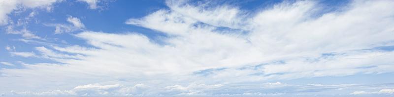 imagen de un cielo parcialmente nublado y parcialmente despejado durante el día foto