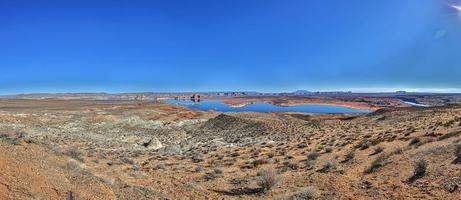 vista sobre el lago powell y el río colorado desde wahweap cerca de la página en arizona en invierno foto