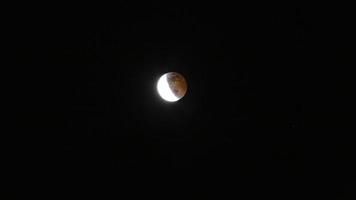 primer plano de la luna de sangre durante el eclipse lunar foto