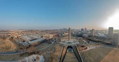 panorama de drones del memorial de la segunda guerra mundial con el horizonte de la ciudad de kansas durante el amanecer foto