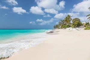 vista sobre la playa de niebla de coral en barbados durante el día foto