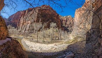 impresión desde la ruta de senderismo hasta el mirador del cañón Pine Creek en el parque nacional Zion foto
