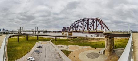 vista sobre el puente big four y el río ohio en louisville durante el día en primavera foto