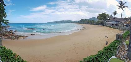 playa desierta de kamala en phuket en tailandia durante la parada de entrada debido a la corona foto