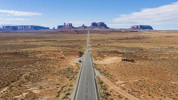 vista aérea de la calle recta que va hacia las espectaculares torres de piedra del valle del monumento en invierno foto