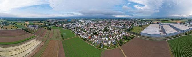 panorama de drones de la ciudad del distrito alemán gross-gerau en el sur de hesse por la noche contra el cielo nublado foto