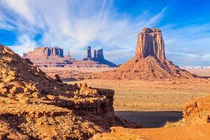 vista sobre las espectaculares torres de piedra de Monument Valley en Utah en invierno foto