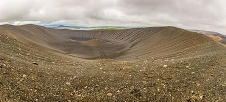 imagen panorámica del cráter del volcán hverfjall en islandia en verano durante el día foto