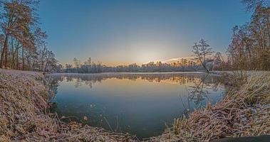 imagen panorámica del lago congelado a temperatura helada durante el amanecer foto