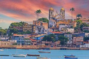 vista panorámica del casco antiguo de salvador de bahia desde la costa opuesta en el resplandor posterior foto