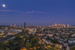 imagen aérea del horizonte de frankfurt y del edificio del banco central europeo durante el amanecer en el crepúsculo de la mañana foto