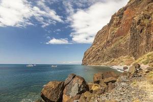 vistas a la playa pedregosa de fajas de cabo girao en la isla portuguesa de madeira en verano foto