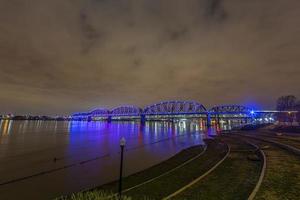 vista sobre el puente big four y el río ohio en louisville por la noche con iluminación colorida en primavera foto