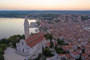 imagen panorámica aérea de drones de la ciudad histórica de rovinj en croacia durante el amanecer foto