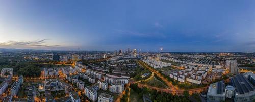 panorama aéreo de drones del horizonte de frankfurt durante la puesta de sol desde el parque rebstock foto