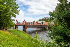 vista desde el parque nidaros domkirke hasta las coloridas casas de la ciudad vieja de tronheim en verano foto