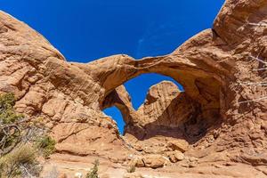 vista sobre el arco doble en el parque nacional de los arcos en invierno foto