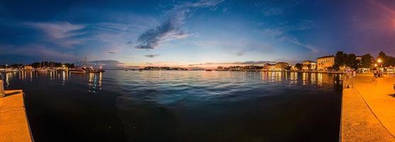 imagen de la colorida puesta de sol desde el puerto de la ciudad costera croata de porec foto